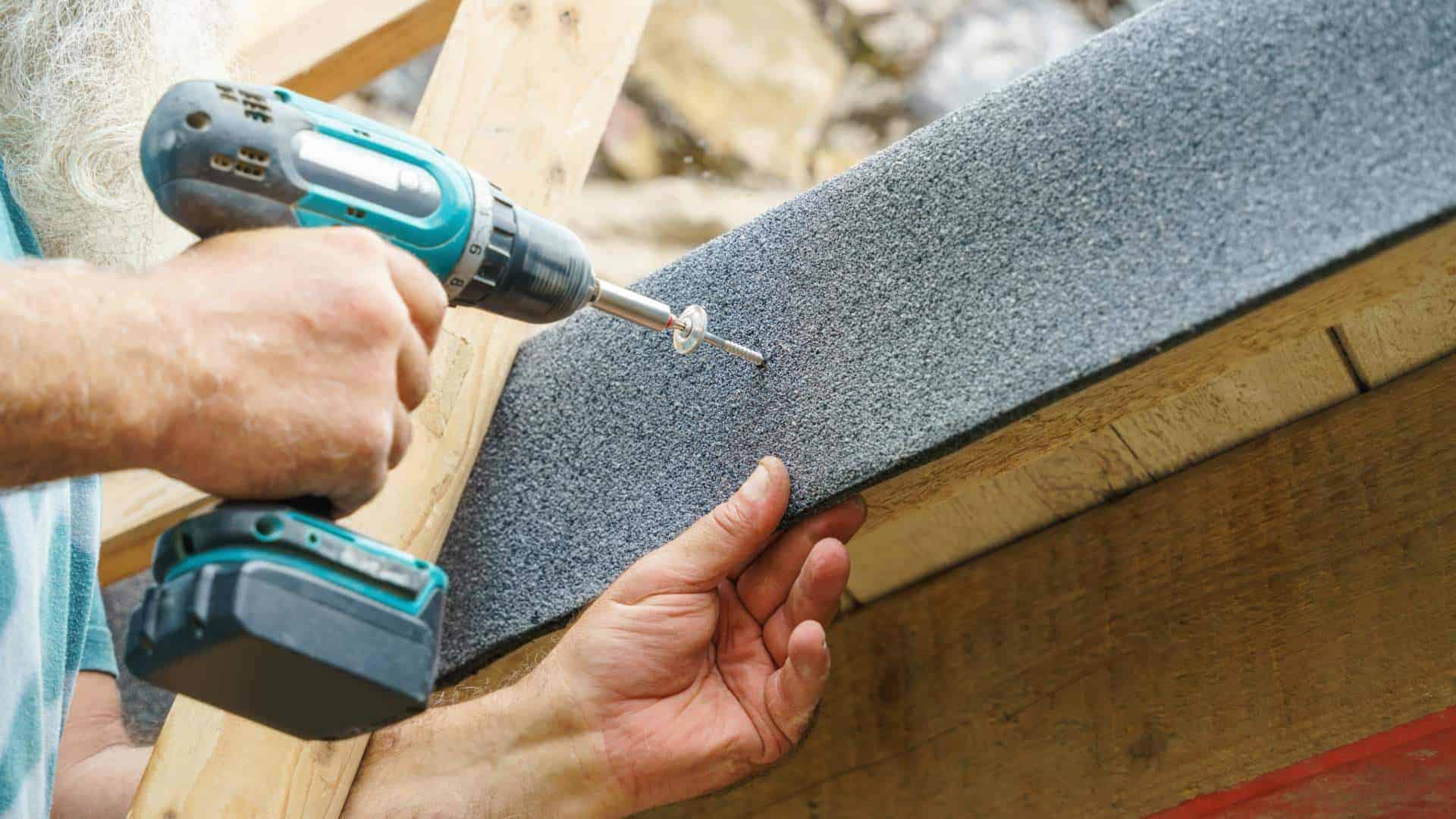 Giv dit tag nyt liv: Alt du skal vide om lægning og renovering af tagpap